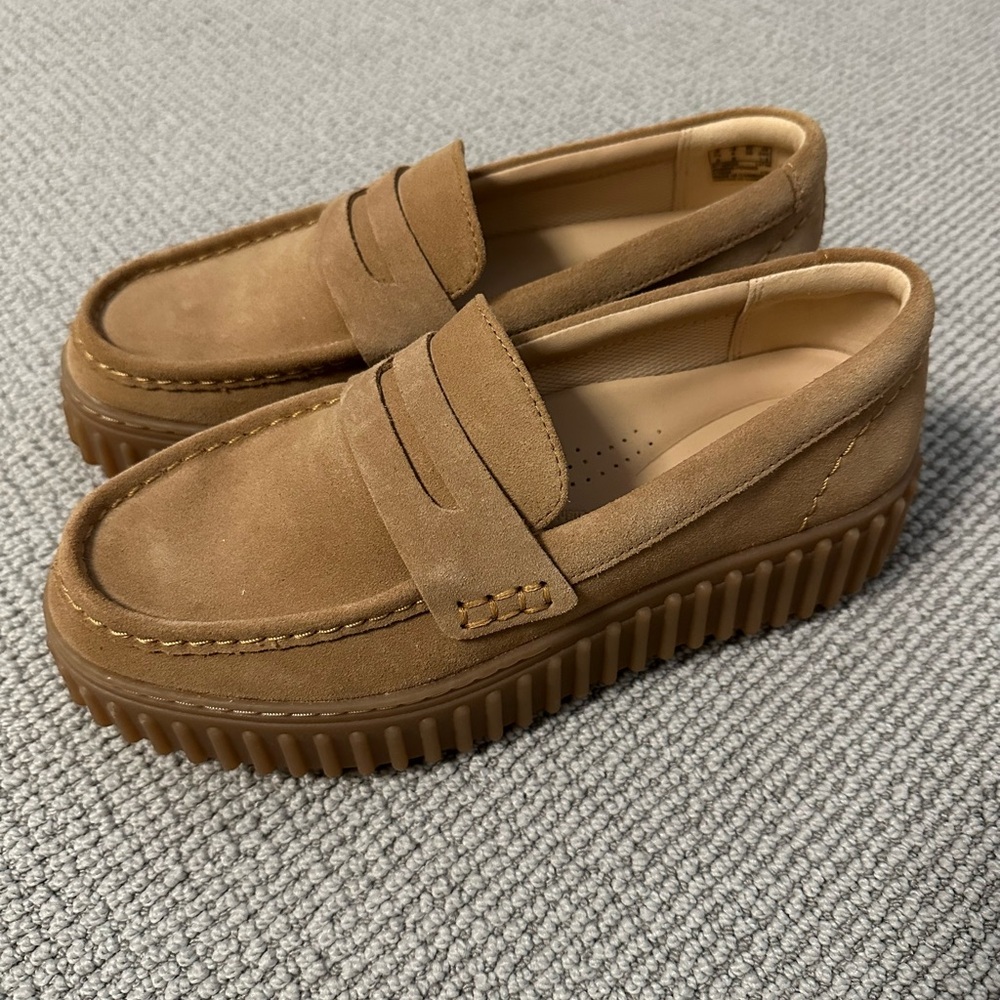 Women’s Size 8 Clarks Suede Torhill Loafers in Tan - Picture 2 of 4